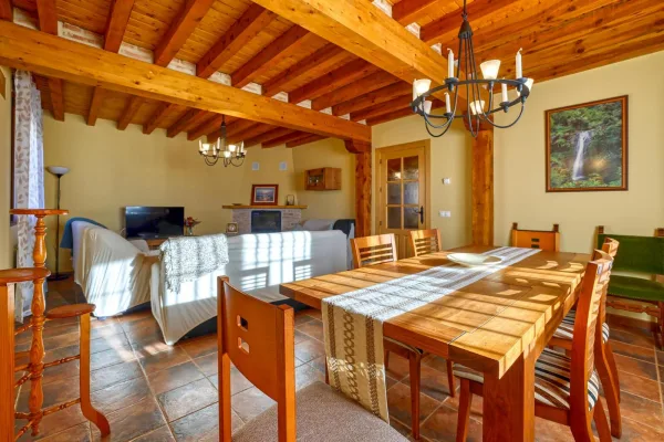 mesa y sofás del salón